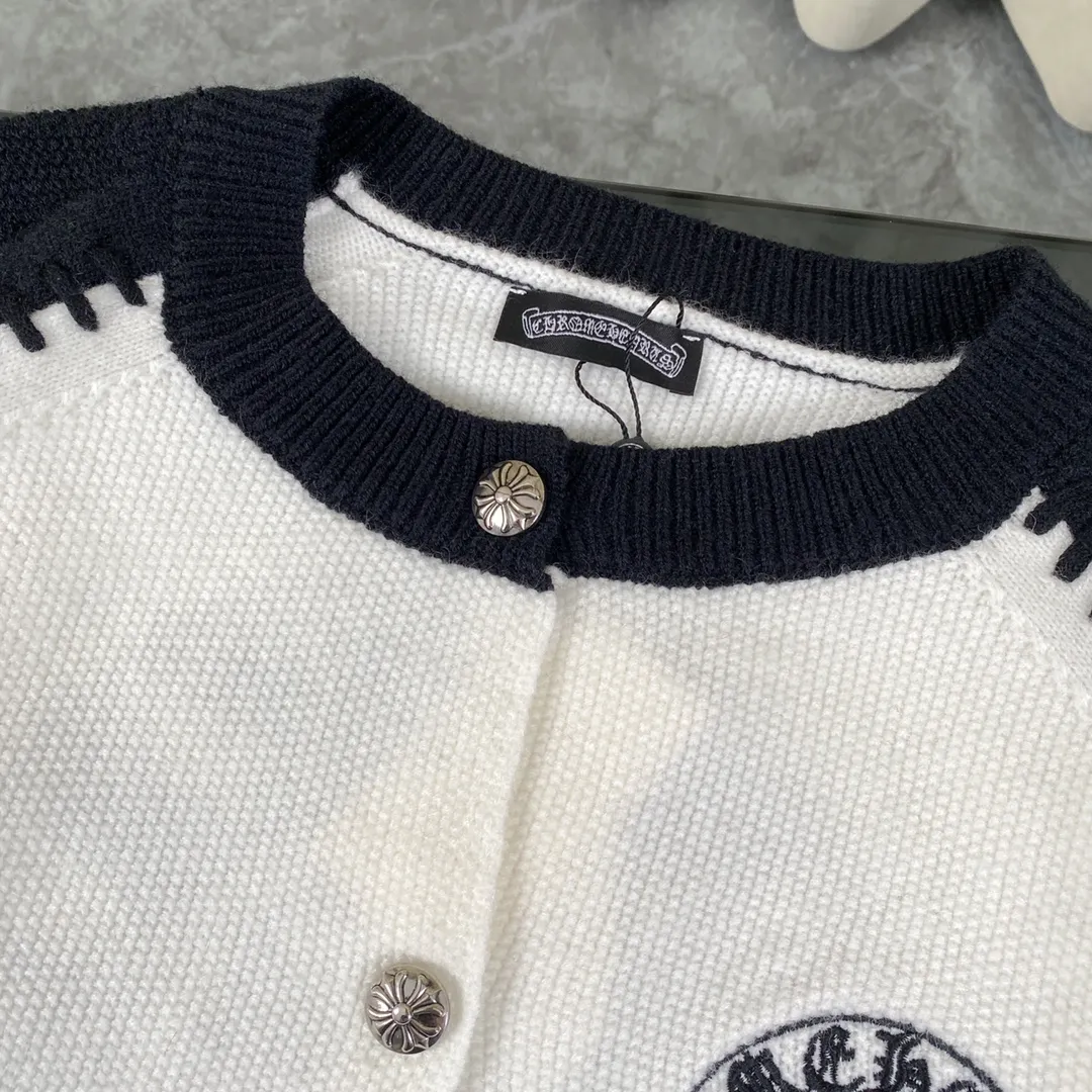 P280 ChromeHearts popular Chrome Hearts CH Sanskrit horseshoe cross embroidery button cardigan jacket raglan sleeve sweater, contrasting color splicing raglan round neck knitted sweater, unique knitting texture, soft and skin-friendly, classic pattern embroidery on the front and back. Retro chic. The contrasting color raglan sleeve design and the thick stitching craftsmanship at the joints make it look great when worn alone or layered! The fit is loose and slimming! Fashionable patchwork colored sweater, colorfully intertwined, with clear layers, warm and slimming. Whether worn alone or layered, you can easily control various styles and show your personal charm. The raglan sleeves are shoulder-width in contrasting colors and have ultra-detailed embroidery on the front and back, giving it a casual street feel. It looks great when worn alone! The sleeves are designed with contrasting colors and seams, and the round neck style reveals the neck and flatters the face shape! Wool blend knitted fabric, soft, comfortable and warm to the touch. Contrasting color design➕Loose fit, not flattering on your body shape and slimming, not to mention how easy it is to wear! Basic, versatile and fashionable classic! Black and white are versatile! Black and gray high-end! Couples get involved!  Color: black and white/black gray Size: S~M~L